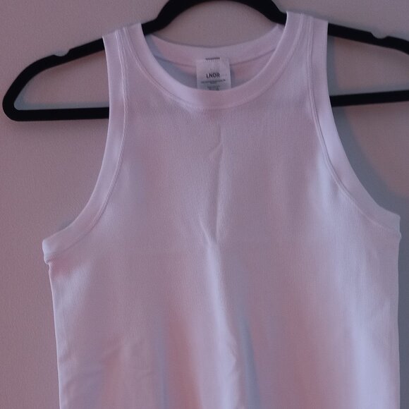 LNDR white "Power Crop" crop top - Picture 4 of 6